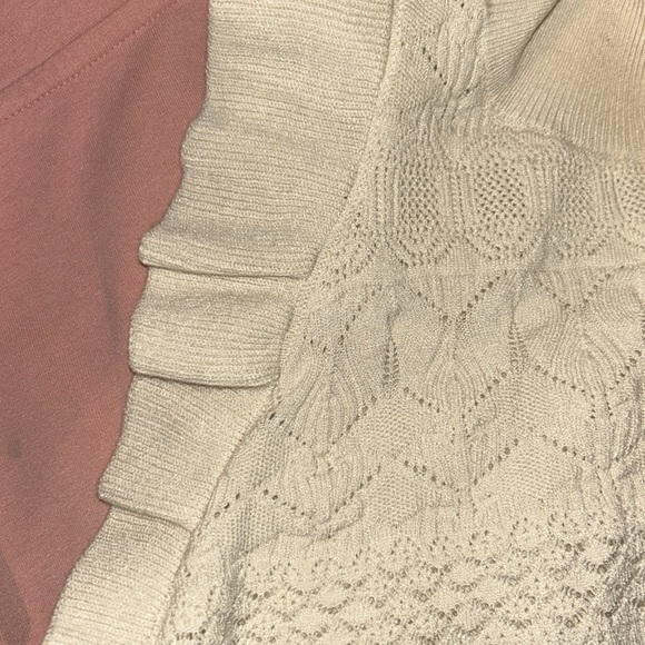LOVE THIS TOP!!! cream knit ruffle accent/mock neck Sz M - Picture 8 of 9